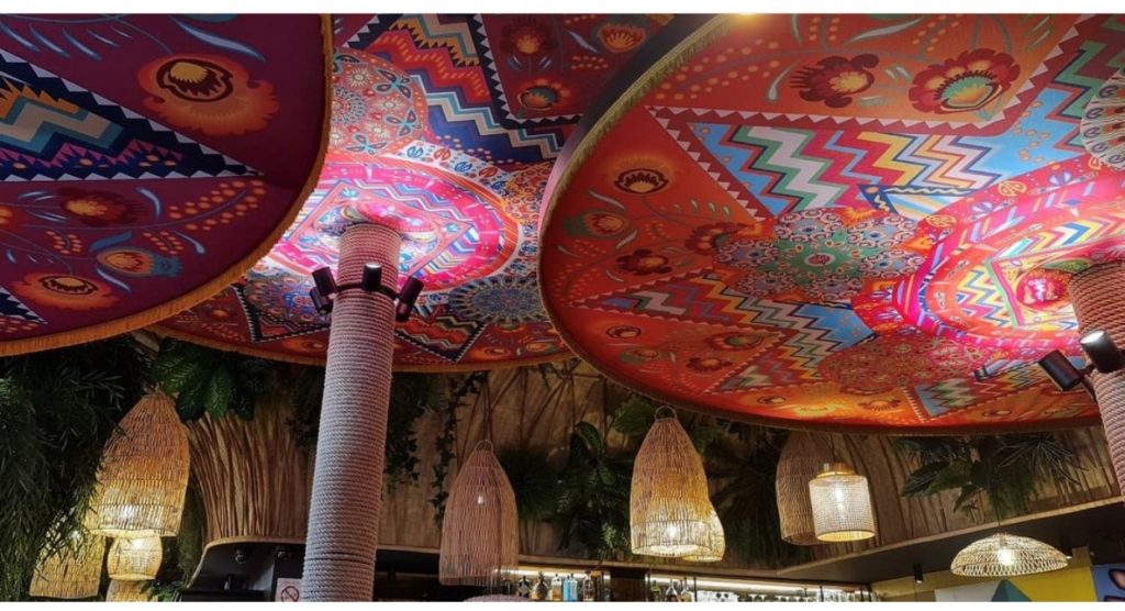 Impression numérique sur toile pour réalisation de parasol dans un restaurant